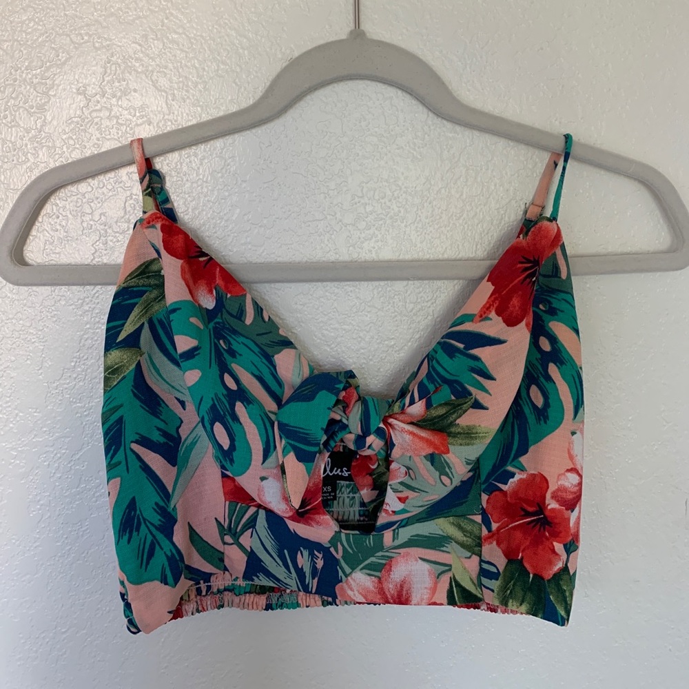 Lulus cropped tropical tie shirt. Size XS